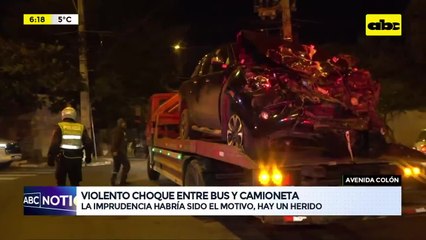 Choque entre ómnibus y camioneta: conductor quedó atrapado y fue rescatado por bomberos