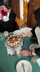 Le suore di Goldenstein che hanno occupato il convento in Austria: la protesta spopola sui social