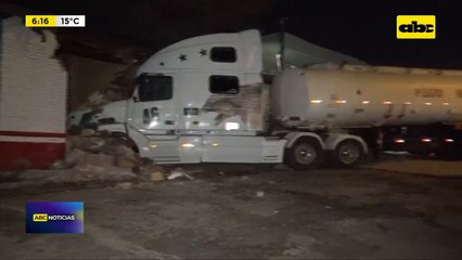 Camión boliviano repleto de combustible chocó contra una vivienda