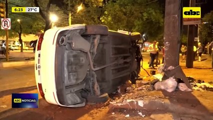Accidente en Av. Fernando de la Mora: auto volcó al intentar evitar colisión