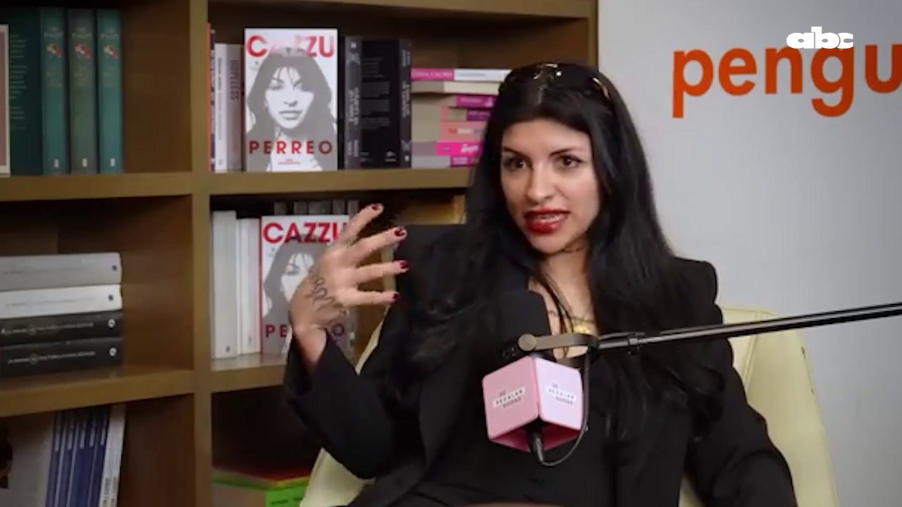 Cazzu abriendo su corazón en el podcast "Se regalan dudas"