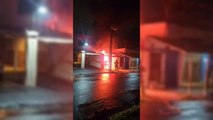 Fuego consumió por completo un automóvil estacionado en el garaje de una casa en Asunción