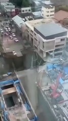 Socavón frente a hospital en Tailandia obliga a evacuar pacientes