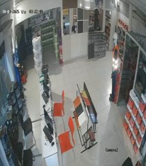 Un joven ingresó a una tienda y hurtó objetos