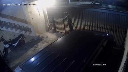 Roban motocicleta del patio de una vivienda en Sajonia