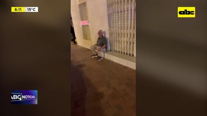 Ternura viral: abuelo protege a sus nietas cada día en la parada de buses