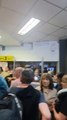 Protesta de pasajeros afectados por la cancelación de un vuelo