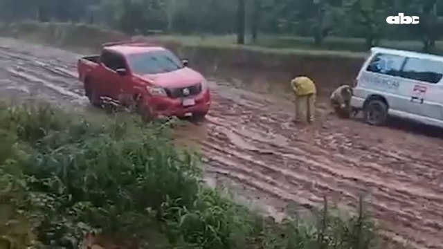 Bomberos quedan atascados en el fango camino a un rescate en Tomás Romero Pereira