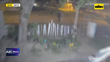 Detienen a dos jóvenes tras asaltar a una madre de familia a metros de su casa en Mariano R. Alonso