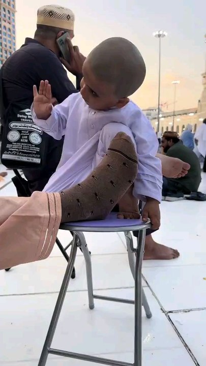 "Aaqa ﷺ Ka Governor Ko Hukum Tum apnay qaleen utha ke le jao, aur meri ummat ke bachon ko door na karo." - Huzoor ﷺ ki Ummat Pe Shafqat Aur Meharbani Allah Allah ❤️😭🙏#Madinah #KidsInMasjid #IslamicQuotes #PeerAjmalQadri #HeartMelting