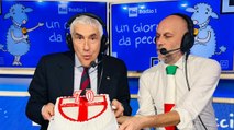 Casini festeggia i 70 anni a 'Radio1' con una torta a forma di scudo crociato: «La prima a farmi gli auguri? Elly Schlein»