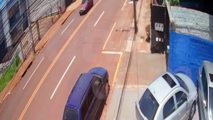 Vídeo flagra batida entre carro e moto no bairro Brasmadeira, em Cascavel