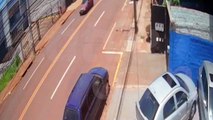 Vídeo flagra batida entre carro e moto no bairro Brasmadeira, em Cascavel