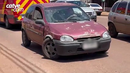 Motociclista fica ferida após batida entre carro e motocicleta em Cascavel