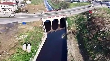 Esenyurt’ta derenin rengi kırmızıya döndü