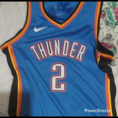 INDUMENTARIA DE AYER CON ESTE JOVEN QUE HA CAUSADO SENSACIÓN TENÍA UN VIDEO DE LA INDUMENTARIA DE CANADA DE GILGEOUS ALEXANDER THUNDER DE OKLAHOMA ERA SEATTLE SUPERSONICS  QUE PUEDEN VOLVER ¿QUIEN QUIERE QUE VUELVAN LOS SONICS?