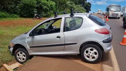 Mulher joga Peugeot 206 na valeta para evitar colisão na BR-277, em Cascavel