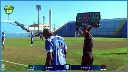 Jogador viraliza ao entrar em campo com tornozeleira eletrônica meses depois de sair da cadeia