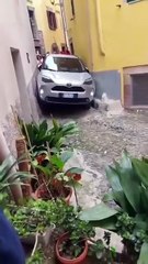 Les ruelles italiennes c'est risqué pour les voitures
