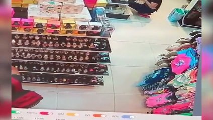 Câmera flagra momento em que mulher furta relógio em loja no Centro de Cascavel