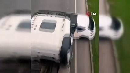 İzmir\'de hafriyat kamyonu, önüne aldığı otomobili 100 metre sürükledi