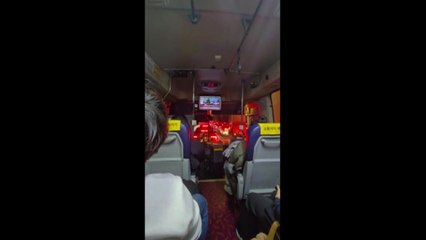 버스에 갇힌 채 고립..."승객들 한숨 푹푹" / YTN