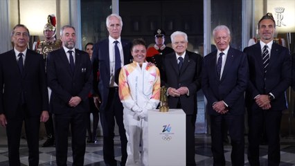 La fiamma olimpica arriva al Quirinale, Paolini la consegna a Mattarella
