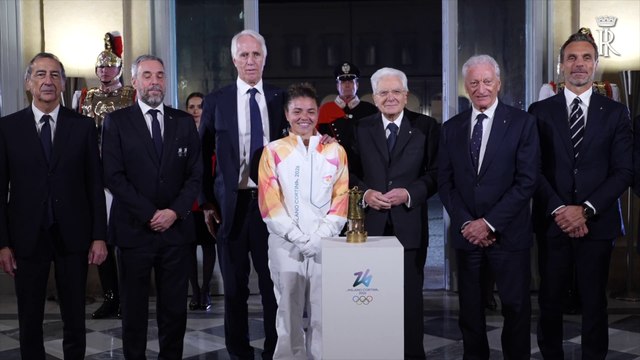 La fiamma olimpica arriva al Quirinale, Paolini la consegna a Mattarella