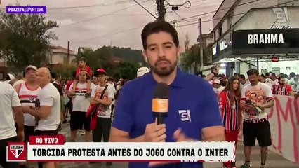 Torcedores do São Paulo protestam contra Casares nos arredores da Vila