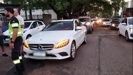 Motociclista é socorrido após colisão com Mercedes no centro de Cascavel