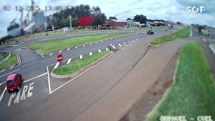 Carro atinge veículo em cruzamento da BR-277 em Santa Tereza do Oeste e quase acerta ciclista