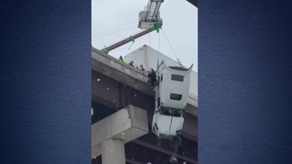 "수십 미터 아래로 추락할 뻔"...극적 구조된 남성 / YTN