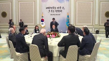 이 대통령, '산업 역군'과 오찬…"진정한 영웅" / YTN