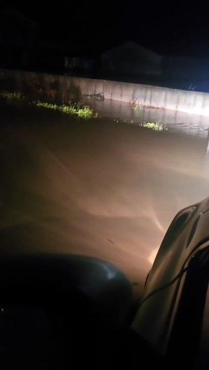 Nubifragio a Crotone: strade allagate, auto bloccate dall'acqua e crolli. Le immagini di via dei Lillà a Margherita