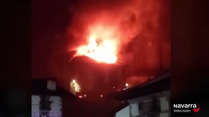 Un incendio calcina el tejado de la casa parroquial de Leitza