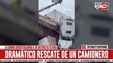 Dramático rescate de un camionero: perdió el control y quedó colgado a varios metros de altura