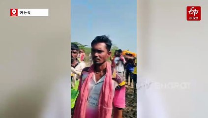 ભરૂચ: હાંસોટમાં કાદવ-કીચડ અને પાણી ભરેલા રસ્તામાં ખભા પર ડાઘુઓ સાથે અંતિમ યાત્રા નીકળી, વીડિયો વાયરલ થતા તંત્ર હરકતમાં