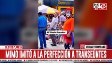 Furor por el mimo ecuatoriano que imita a la perfección a los transeúntes