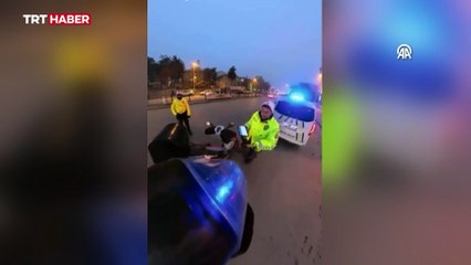 Polisten kuryeye sıcak destek: "Ellerimden daha çok kalbimi ısıttı"