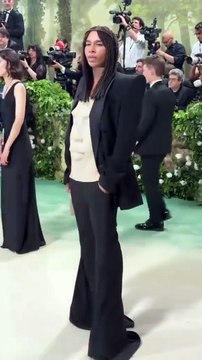 Homophobie - Le site Buzz Actualité se désole de voir le styliste Olivier Rousteing sans une compagne à ses côtés : « Il a tout mais refuse d’être avec une femme »