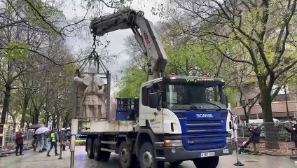Trasladan las primeras estatuas del Paseo de Sarasate