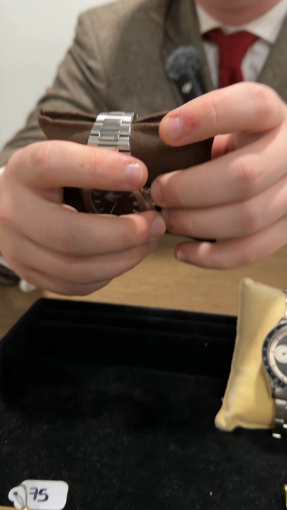 Un pari fou en 1976: mouvement extrait plat (env 3mm) pour une boîte de 42mm (énorme à l’époque). Ainsi est née celle qui deviendra iconique, la #patek #nautilus #nautilus3700 #patekphilippe