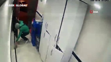 Sultangazi'de ayakkabı hırsızlığı! Onlarca çift ayakkabı çaldılar