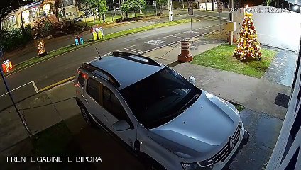 Vídeo mostra suspeito furtando fiação de decoração natalina no PR