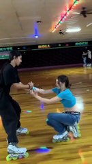 🔥 Cõng crush trượt patin + cầm vô lăng đồ chơi lái xe… tưởng dễ mà cả sân patin 12M người xem đứng hình luôn 😱👇 Đến giây cuối mới hiểu tại sao ai cũng hét “ĐỈNH QUÁ TRỜI ƠI” 🤯⛸️💨