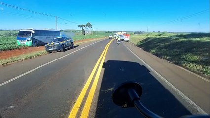 Acidente entre carro, carreta e micro-ônibus é registrado na BR-277