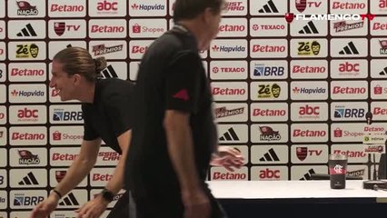 Flamengo - Filipe Luis arrosé par ses joueurs en conférence de presse !