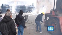 Genova, tensioni al corteo ex Ilva: uova e fumogeni contro le forze dell'ordine, ferito un operaio