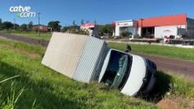 Caminhão carregado com perfumaria tomba na marginal da BR-369 em Cascavel