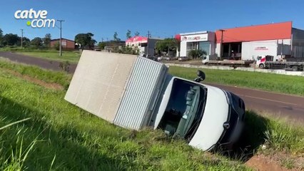Caminhão carregado com perfumaria tomba na marginal da BR-369 em Cascavel